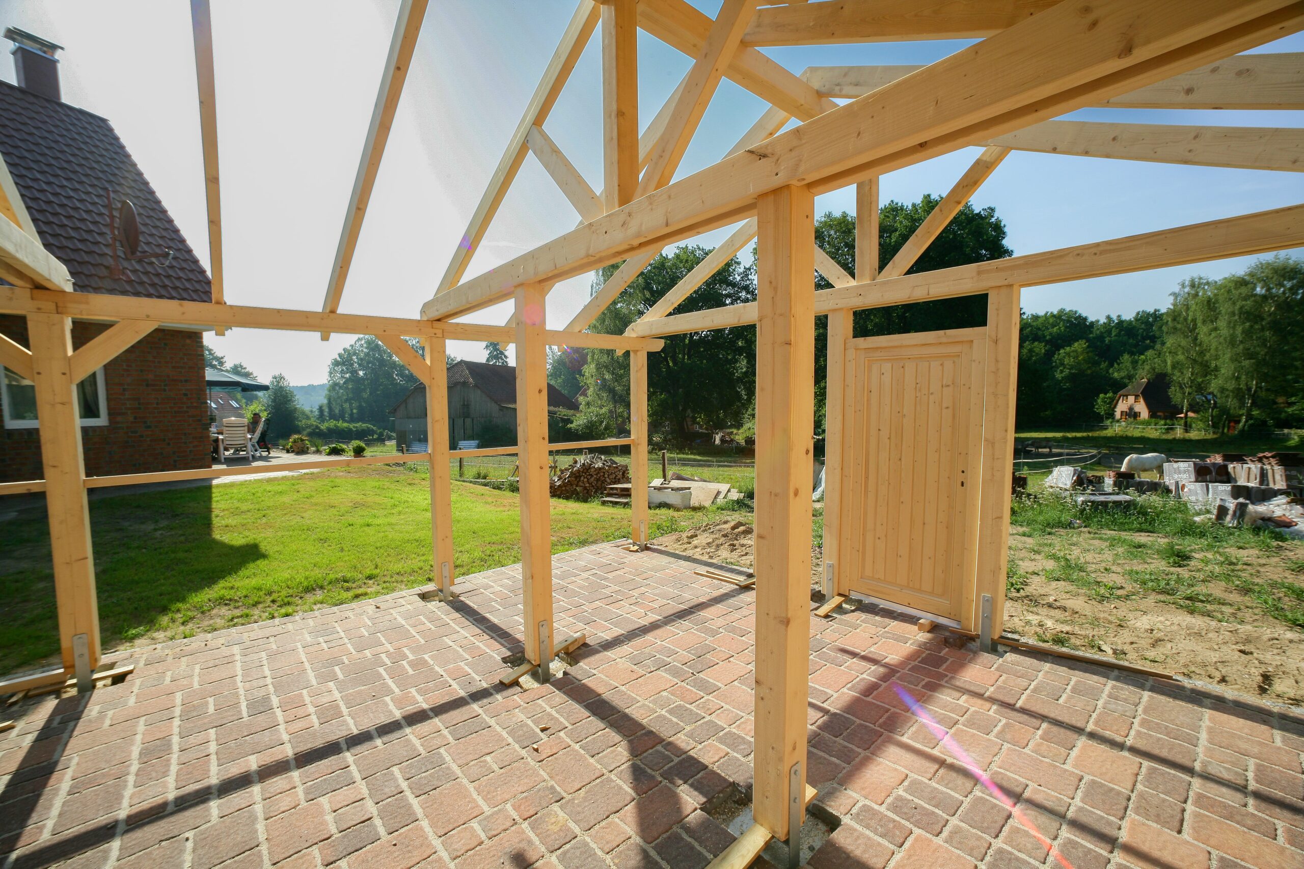Carport im Aufbau