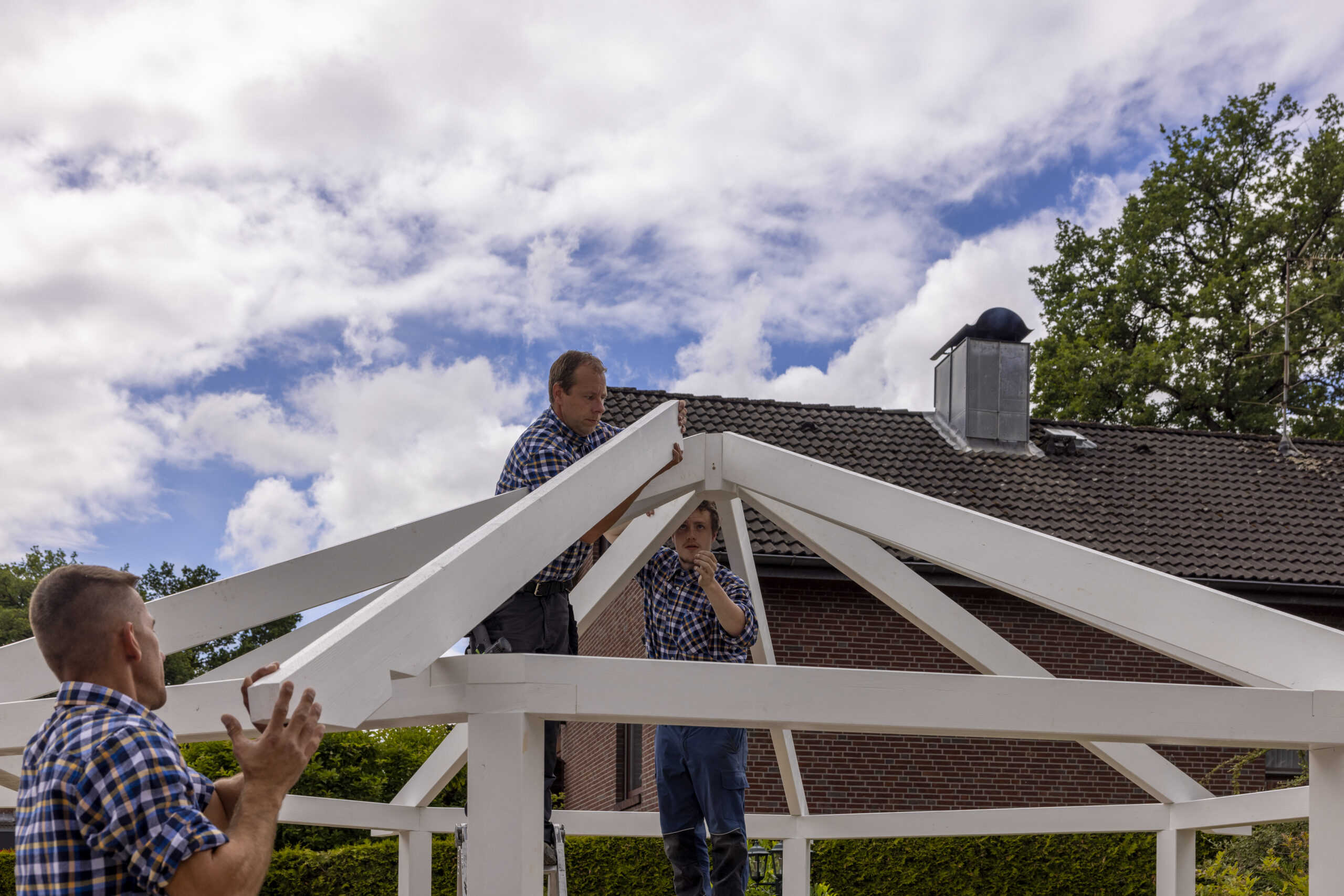Montage des Dachstuhles eines Pavillons.