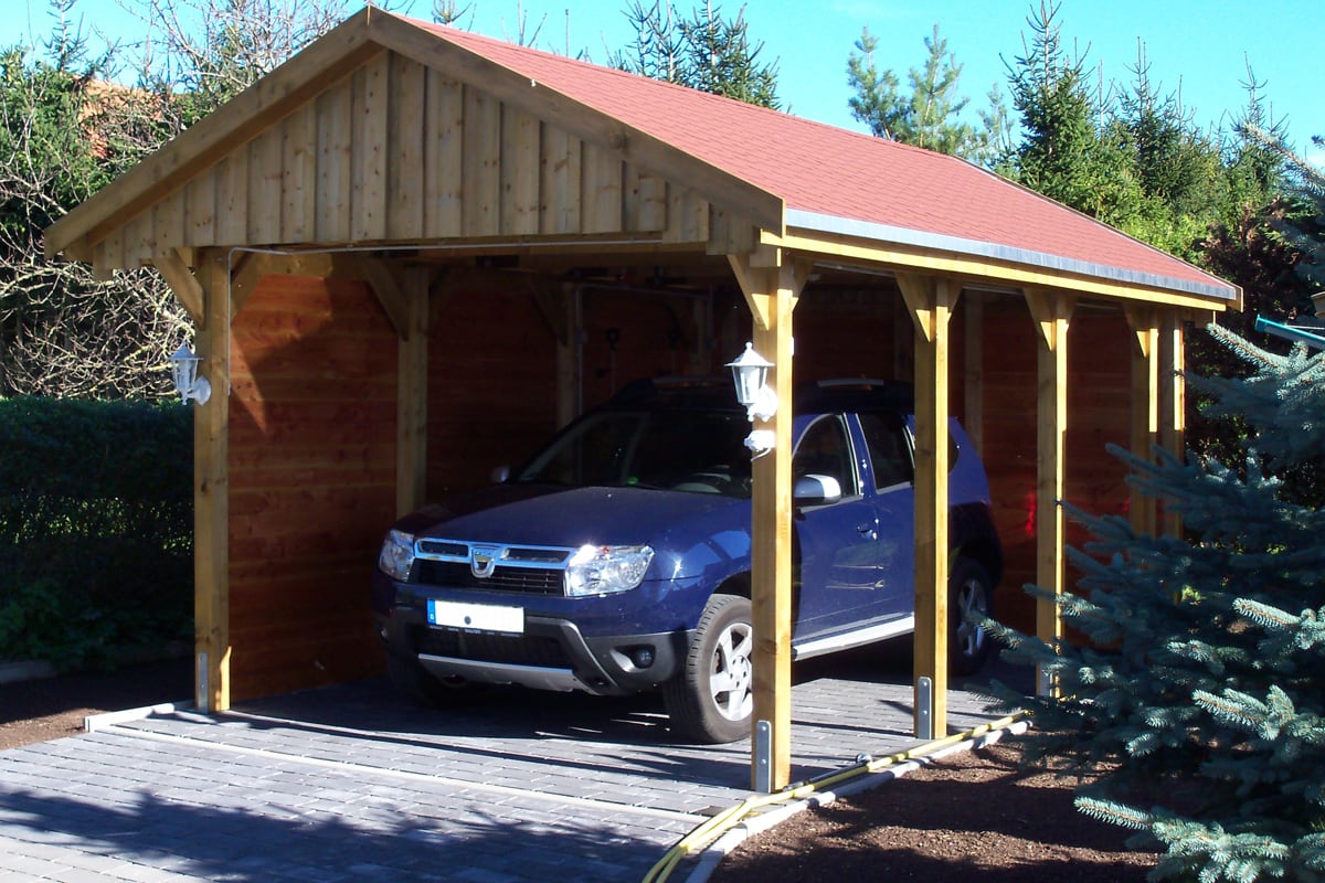 Stabiler Carport aus Holz mit Satteldach und integrierter Rückwand – robuster Wetterschutz und zusätzlicher Stauraum für Ihr Fahrzeug.
