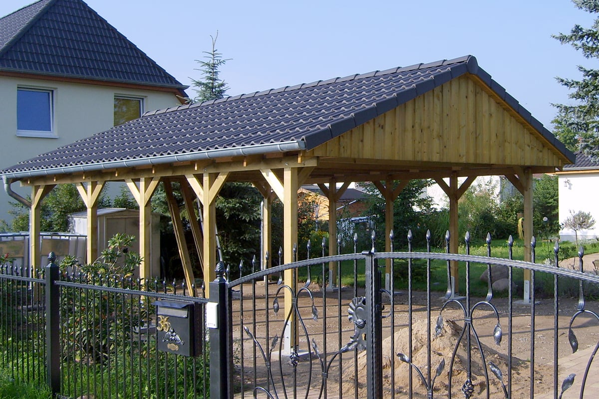 Satteldach-Doppelcarport mit Dachpfannen als Eindeckung