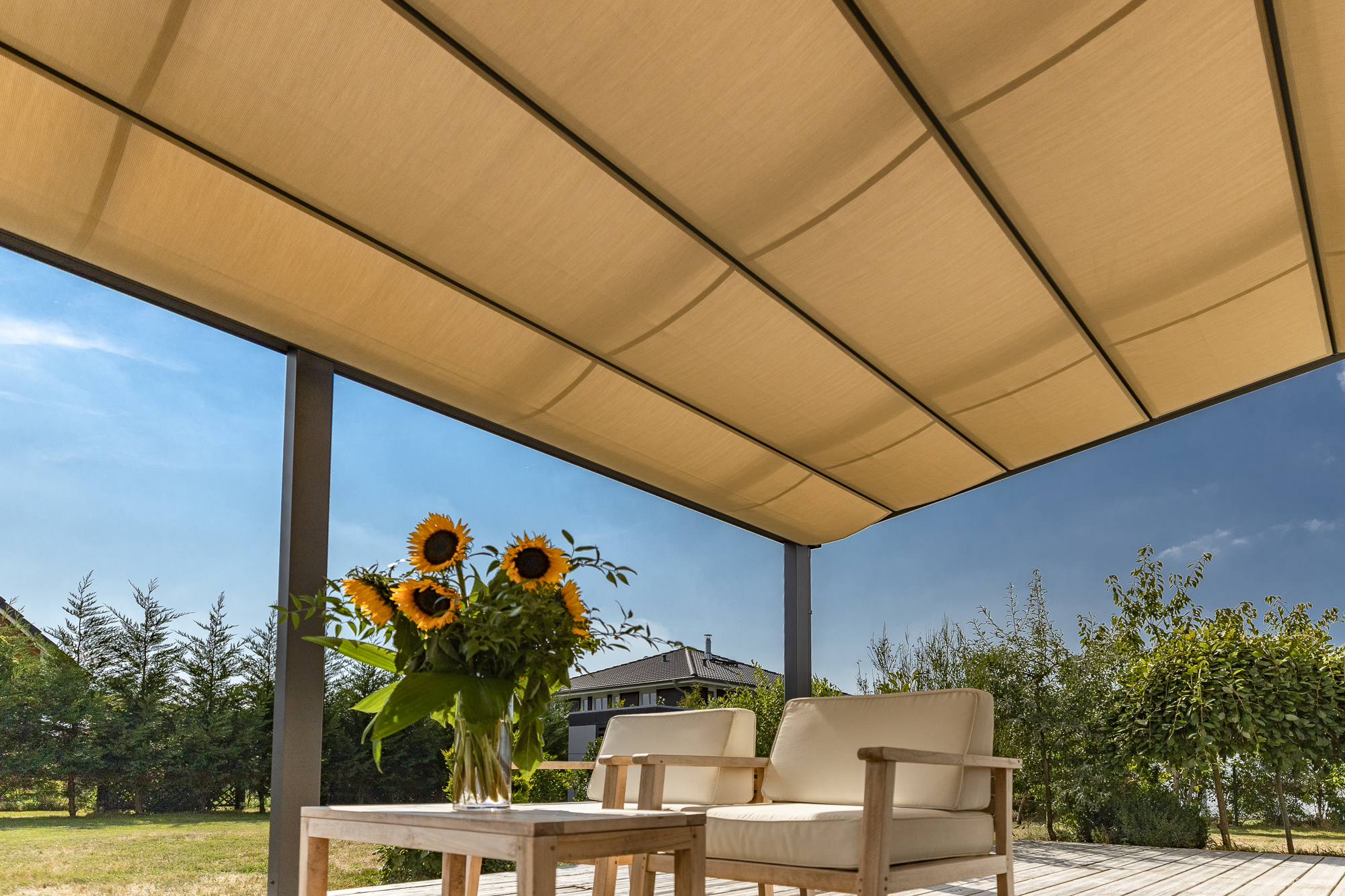Innenschattung einer Terrasse in Überdachung.
