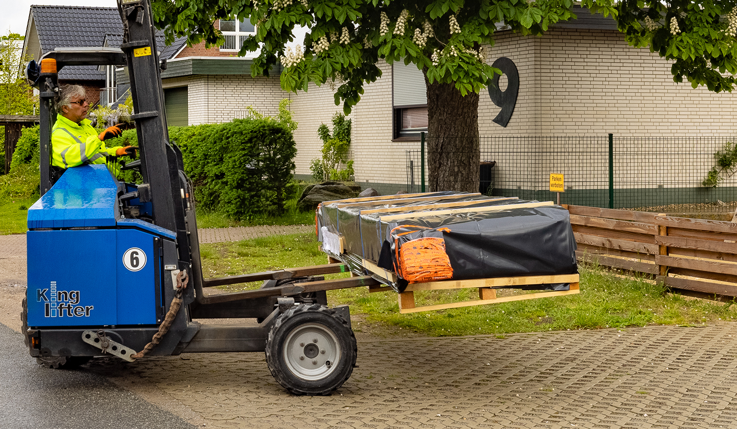 Gabelstapler der ein Paket fährt