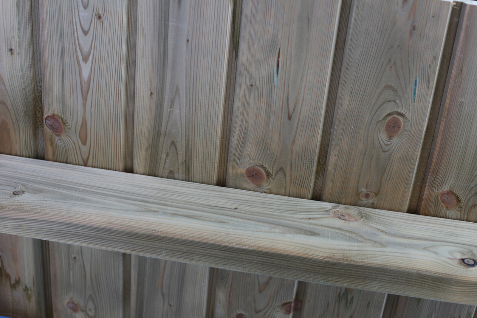 Carport Spreewald 585 x 741 cm mit EPDM-Dach, rote Blende, nussbaum