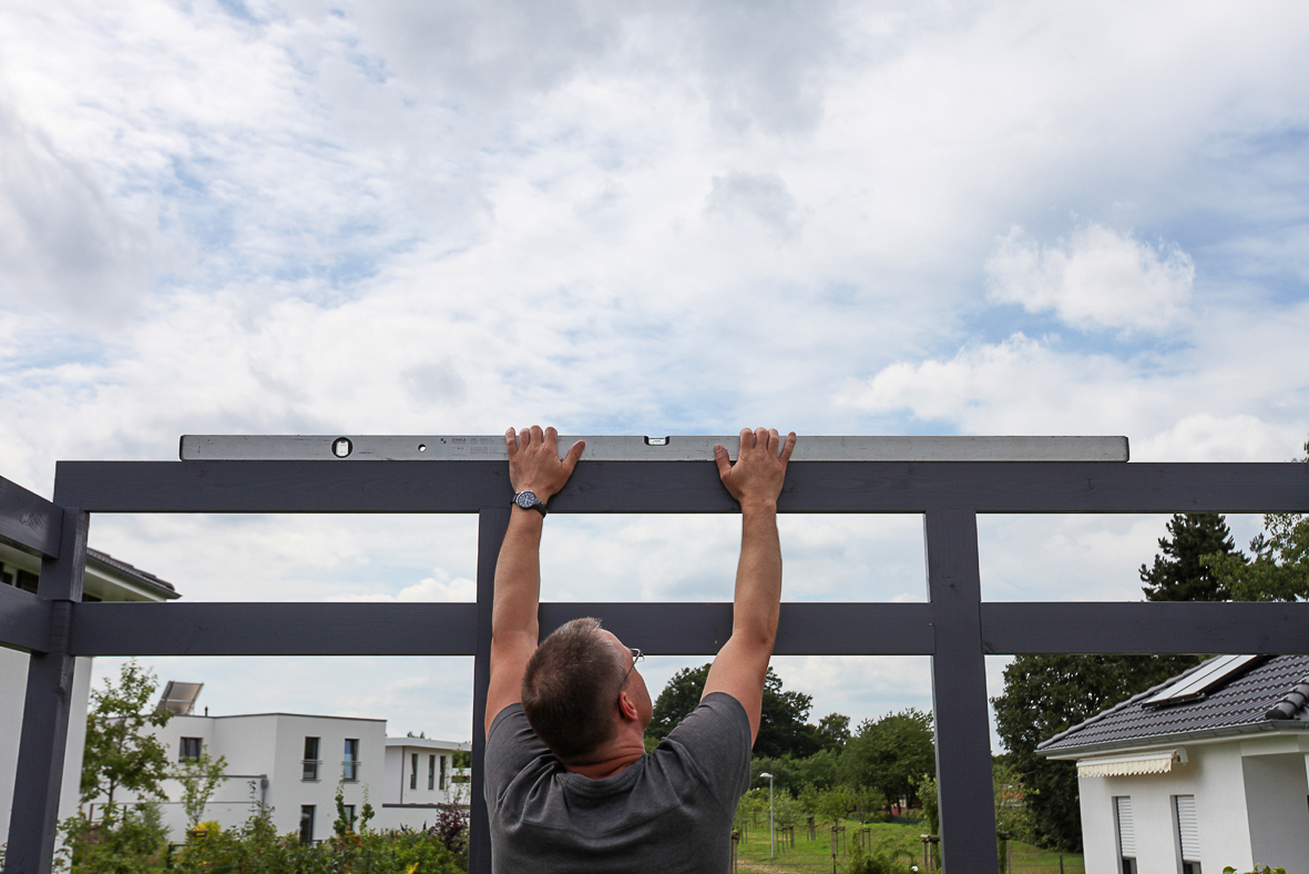 Montage eines Gartenhauses