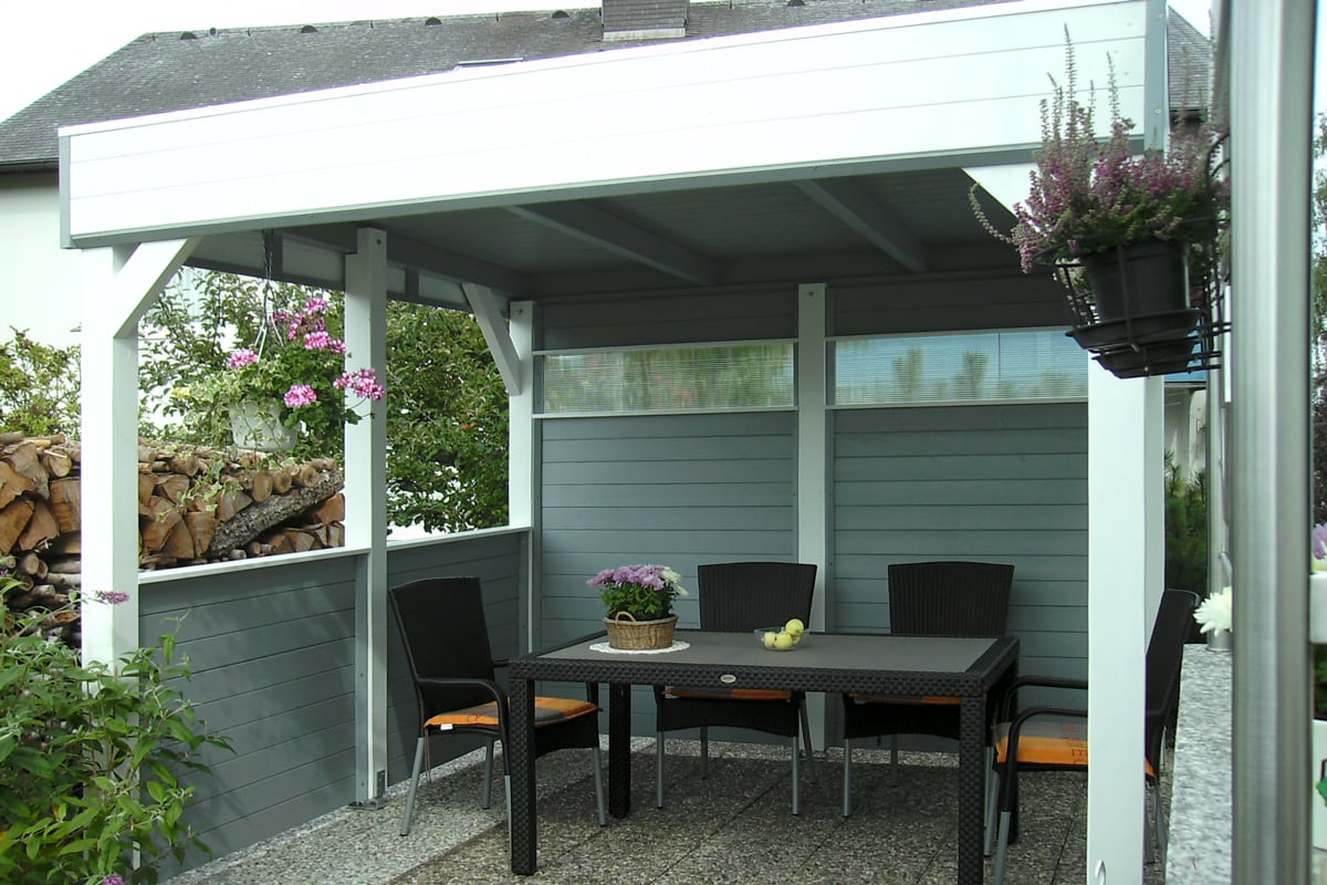 Holzpavillon "Toulouse" in grau mit weißen Pfosten und Blende.