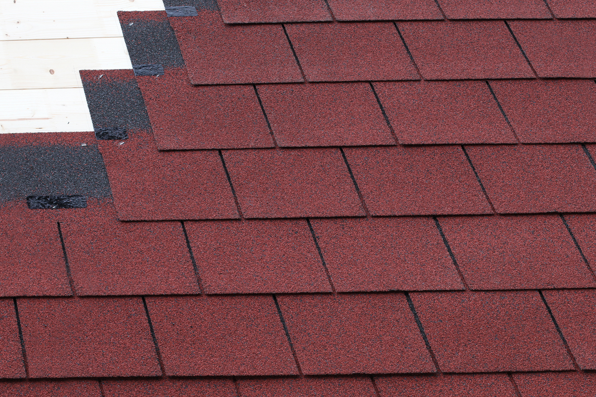 Detail von verlegten Dachschindeln in rot