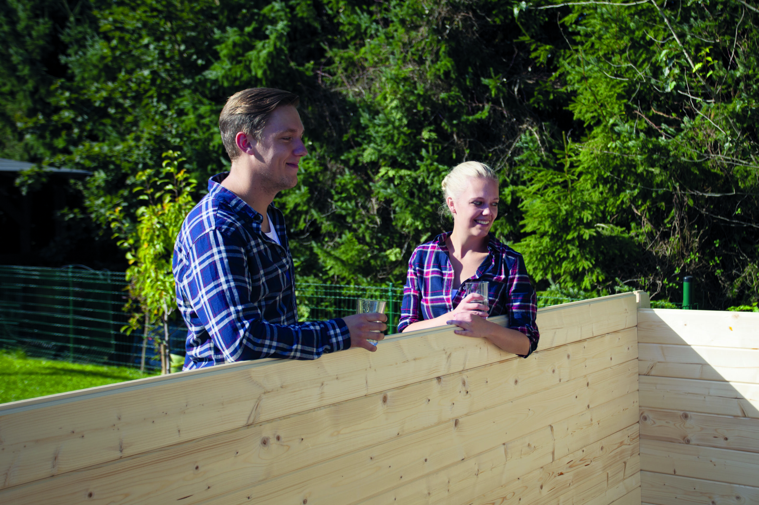 Mann und Frau bei der Gartenhausmontage