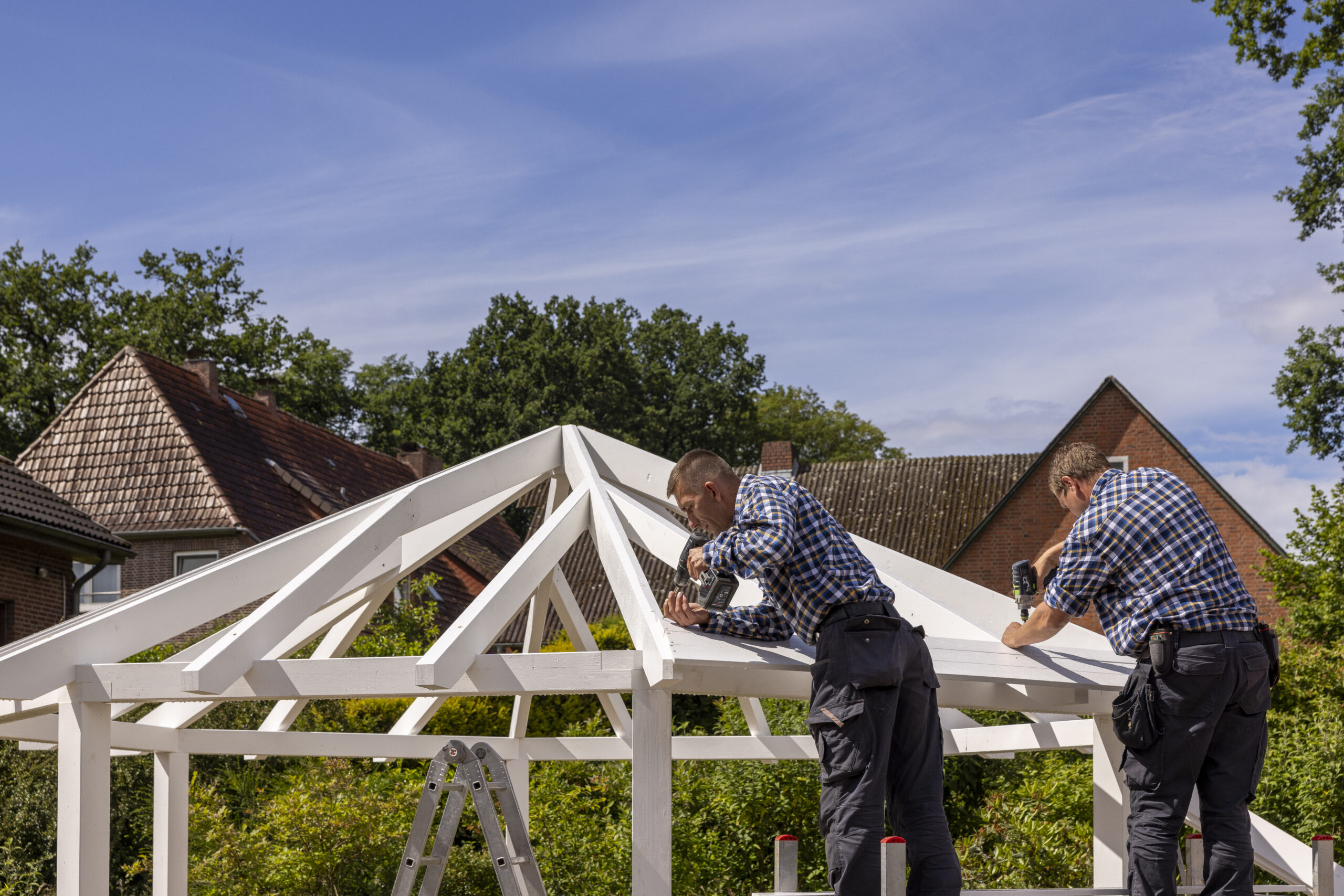 Montage des Daches eines Pavillons
