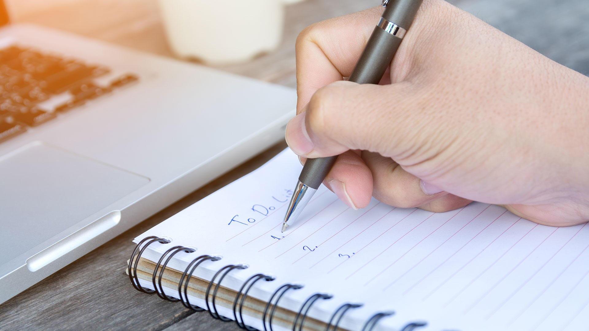 Stift mit einer Hand und ToDo-Liste
