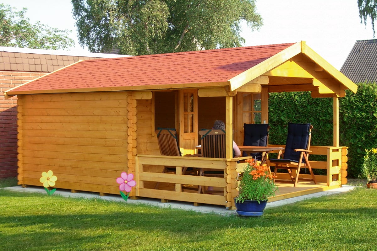 Holz-Gartenhaus mit rotem Satteldach und überdachter Terrasse mit Stühlen und Tisch