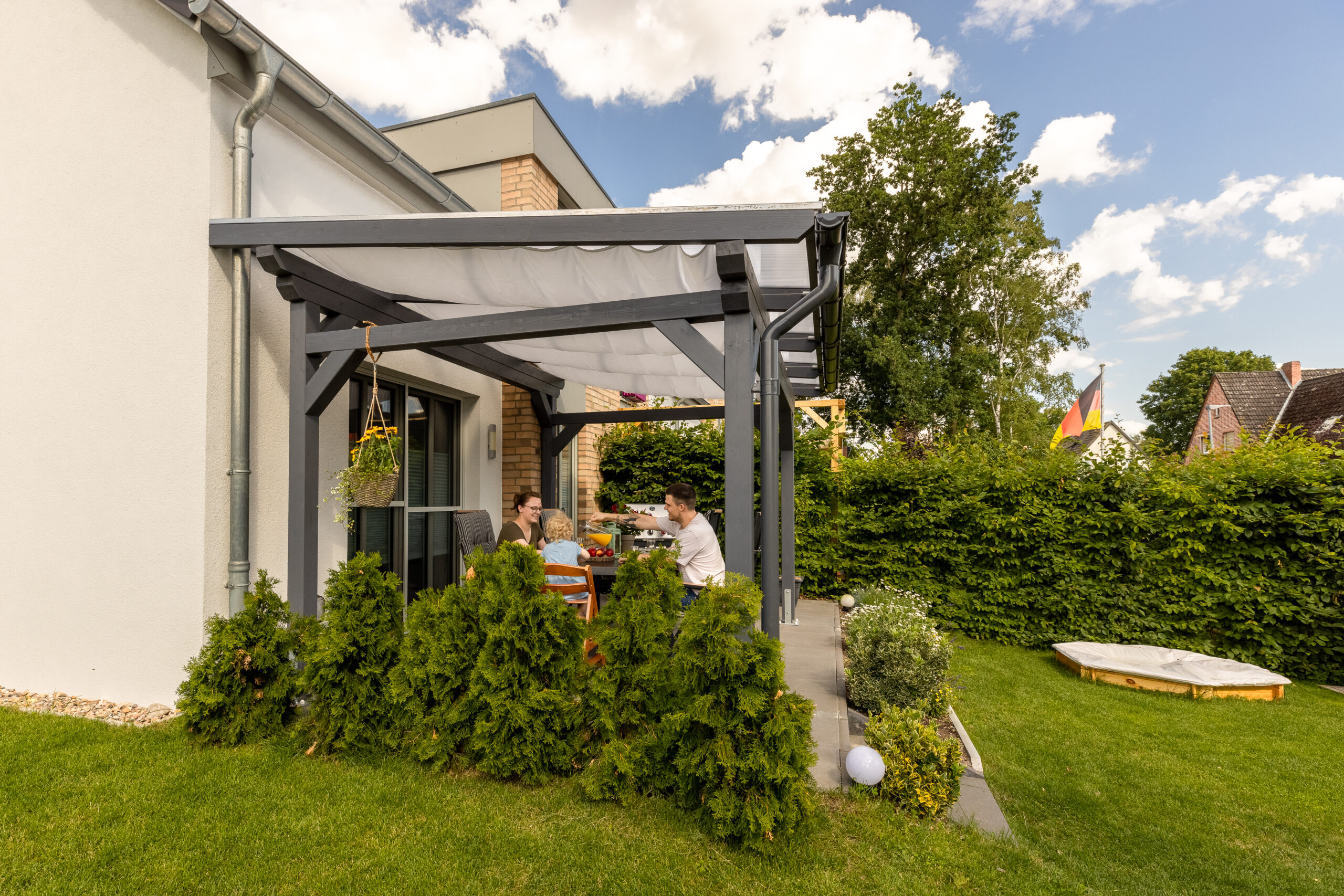 Freistehende Terrassenüberdachung aus Leimholz.