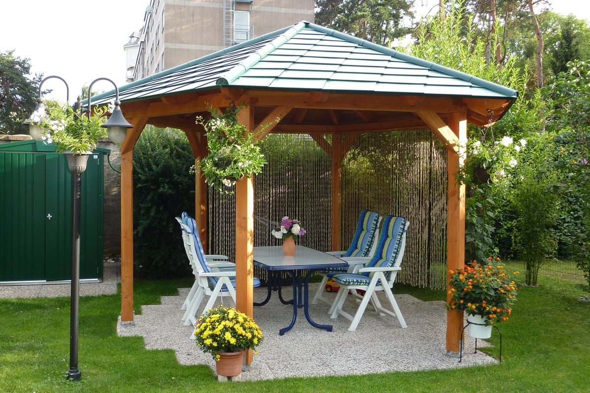 Holzpavillon mit sechs Ecken und Gartendekoration