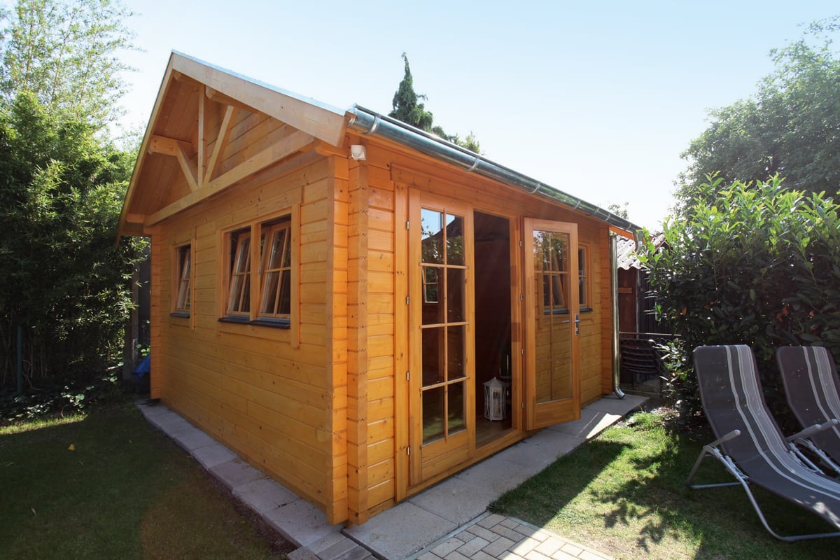 Großes Gartenhaus aus Holz mit geöffneter Tür