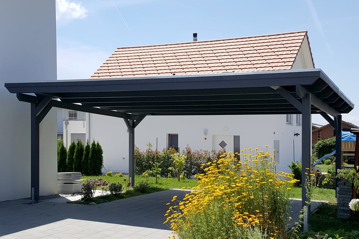 Graues Flachdach-Carport für zwei Autos