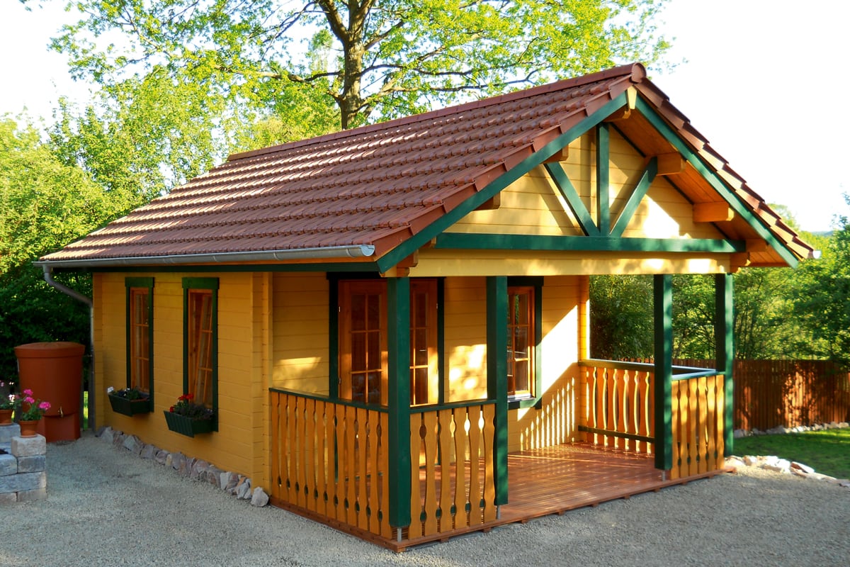 Buntes Gartenhaus aus Holz mit Veranda