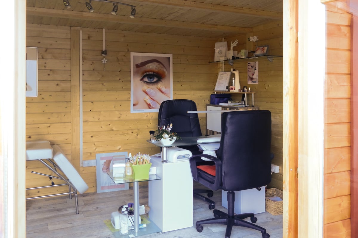 Innenansicht eines Homeoffice in einem Gartenhaus aus Holz
