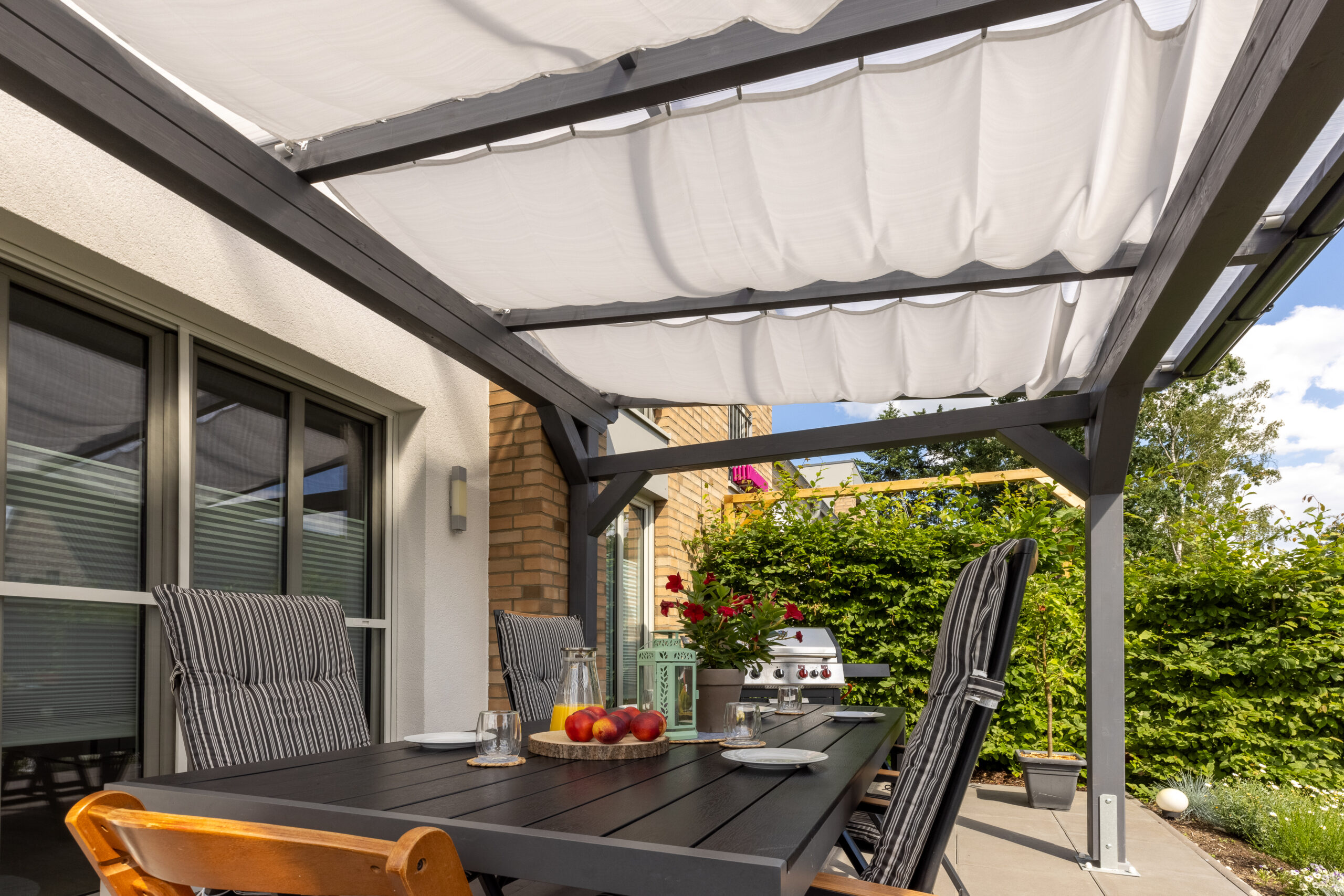 Innenansicht einer Terrassenüberdachung mit Sonnensegeln