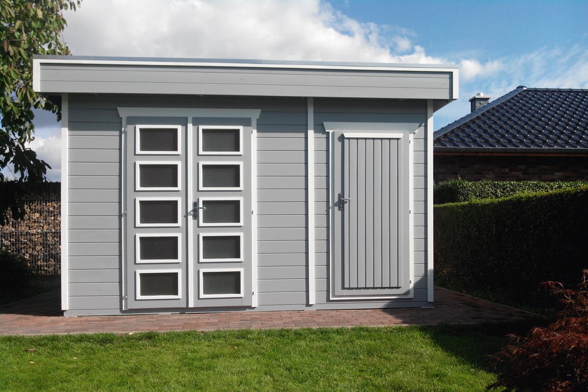 Gartenhaus Venlo 3 mit zwei Türen, eine mit quadratischen Fenstern, graue Holzverkleidung, flaches Dach