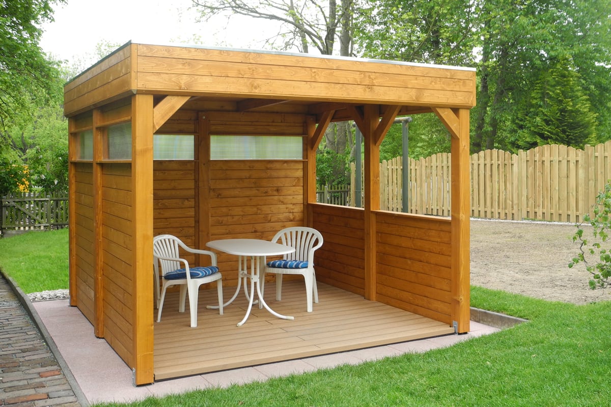 Viereckiger Holzpavillon Toulouse mit Gartenmöbeln und Holzwänden
