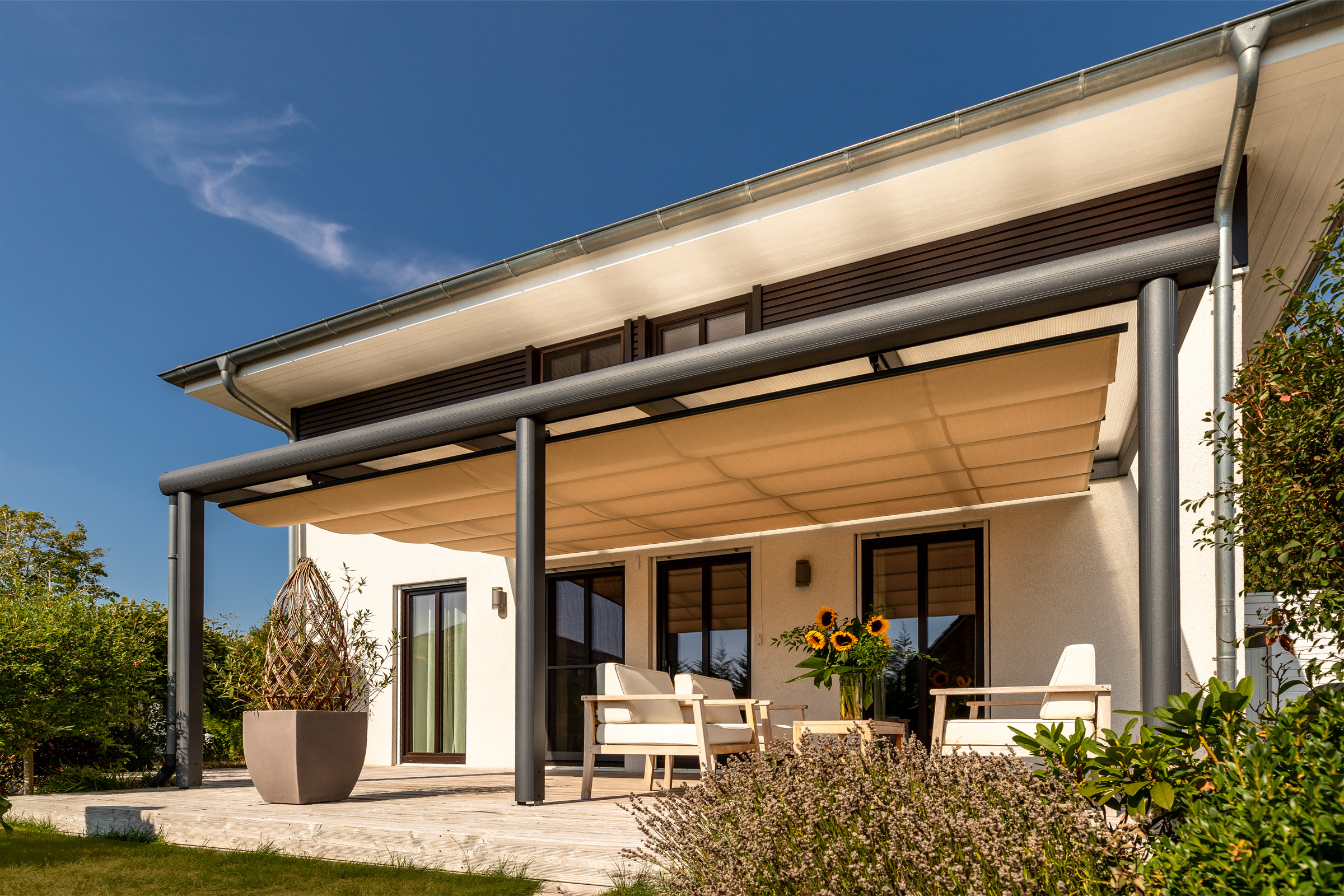 Terrassenüberdachung aus Aluminium mit Innenbeschattung