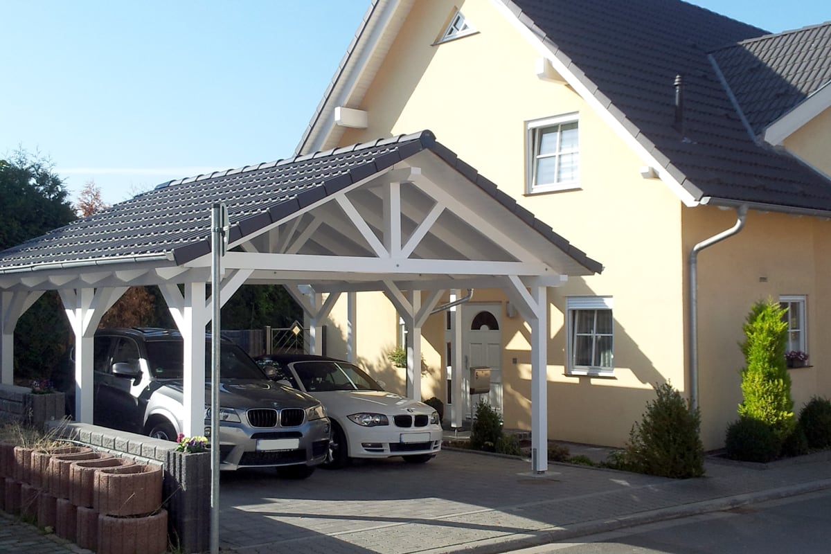Weißes Satteldachcarport mit sichtbarer Giebelkonstruktion