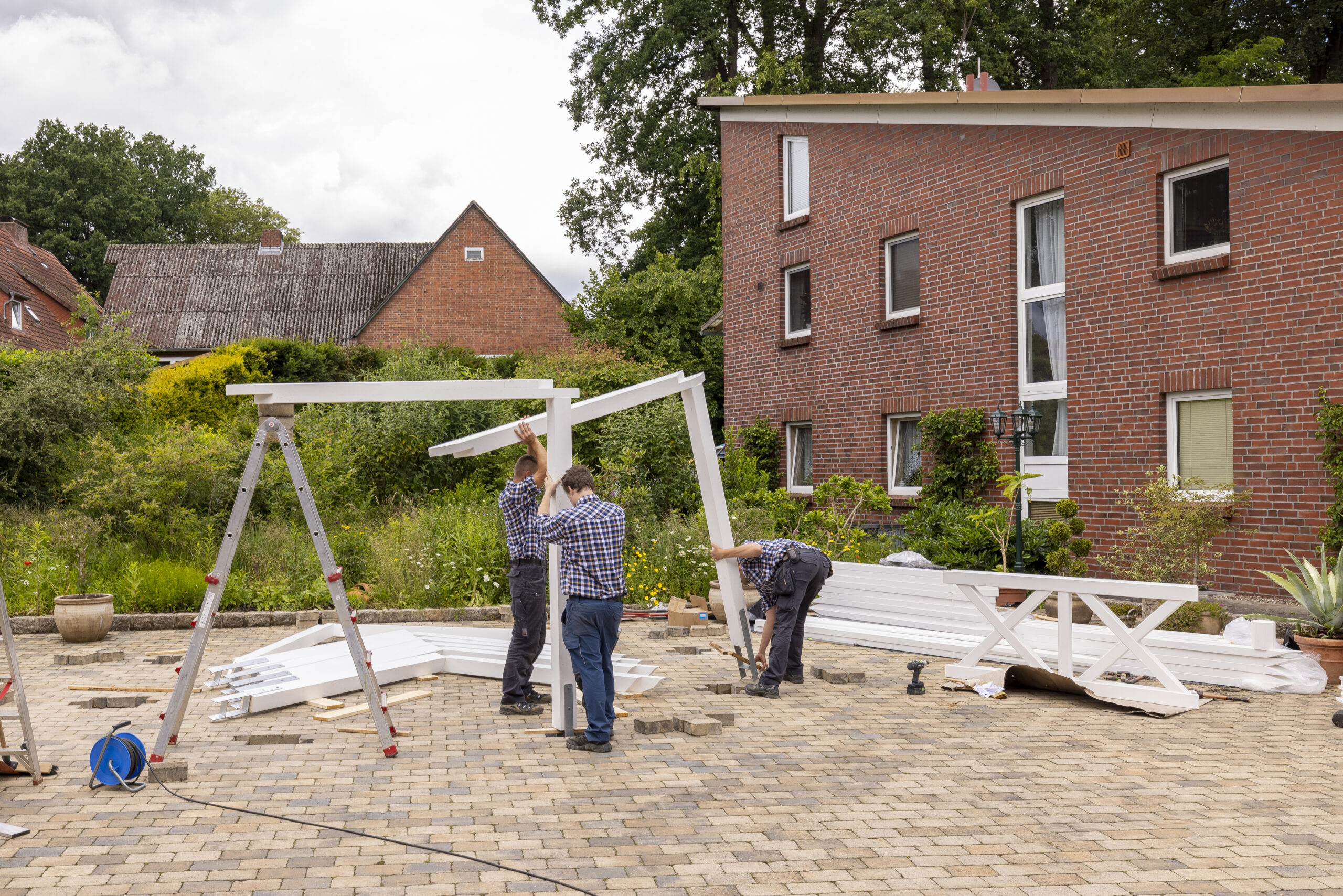 Pfostenmontage eines Pavillons.