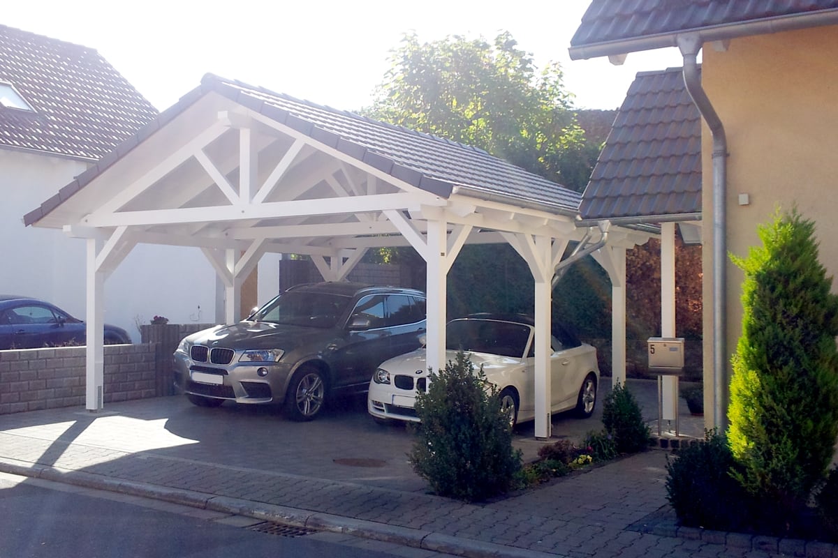 Weißes Satteldach-Carports im Gegenlicht