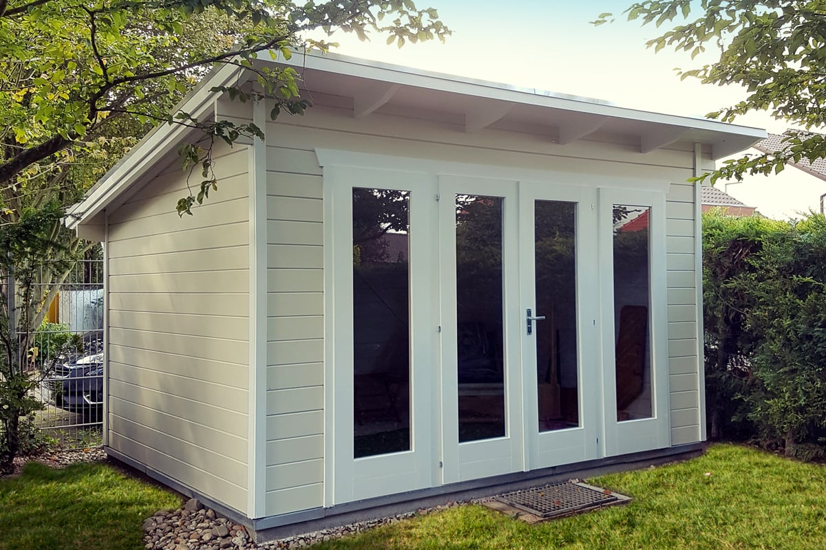 Moderner Gartenpavillon Ostende aus Holz mit vier Glasflügeltüren, umgeben von Rasen und Bäumen