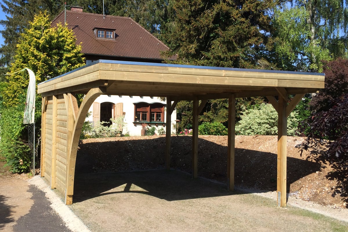 Flachdach-Carport mit einem Einfahrtsboden und einer Seitenwand