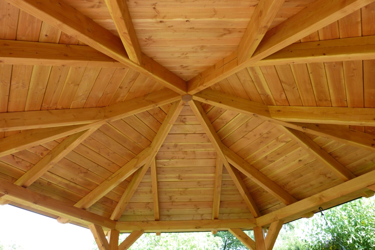 Massive Dachkonstruktion eines Holzpavillons