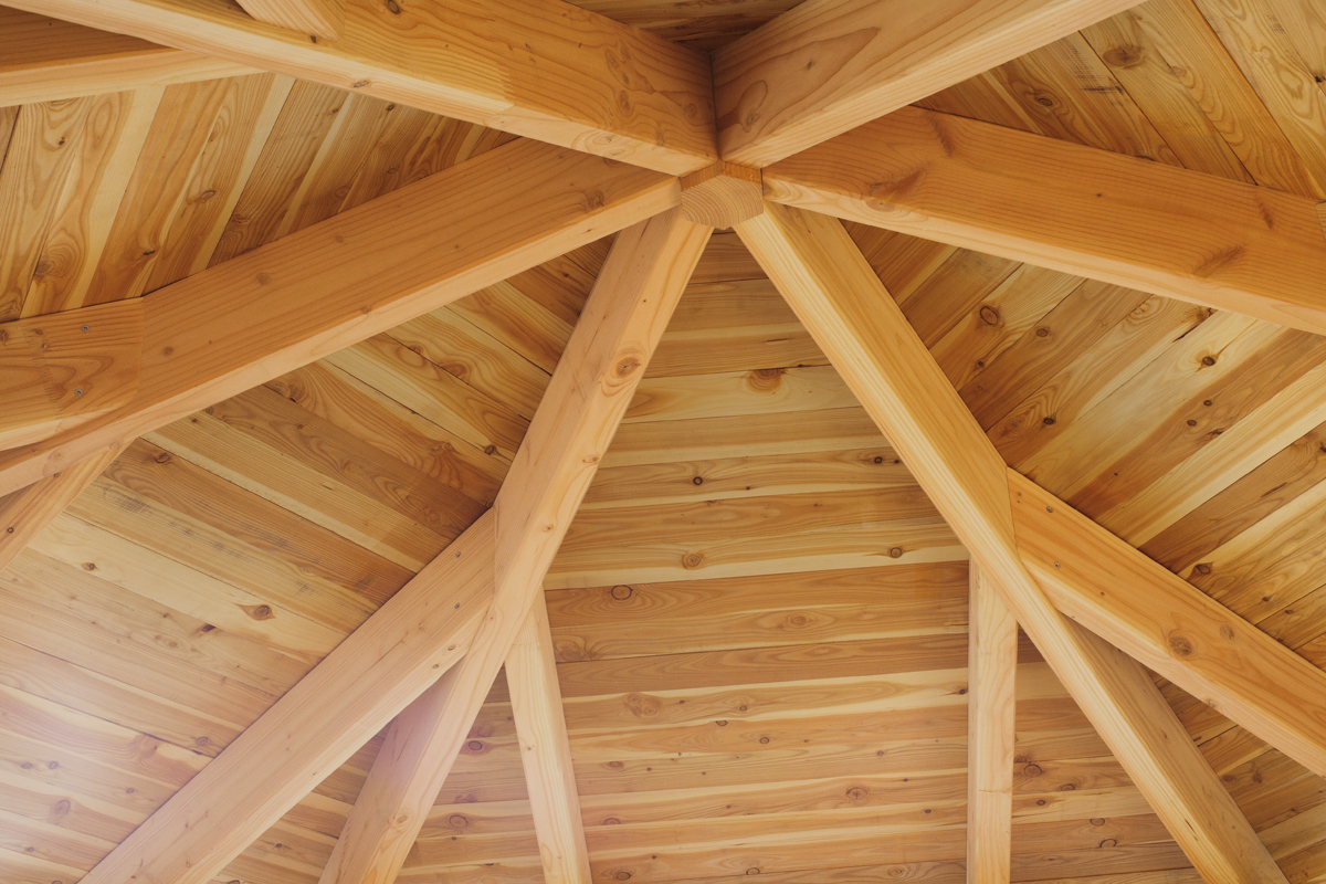 Innenansicht in das Dach eines Holzpavillons