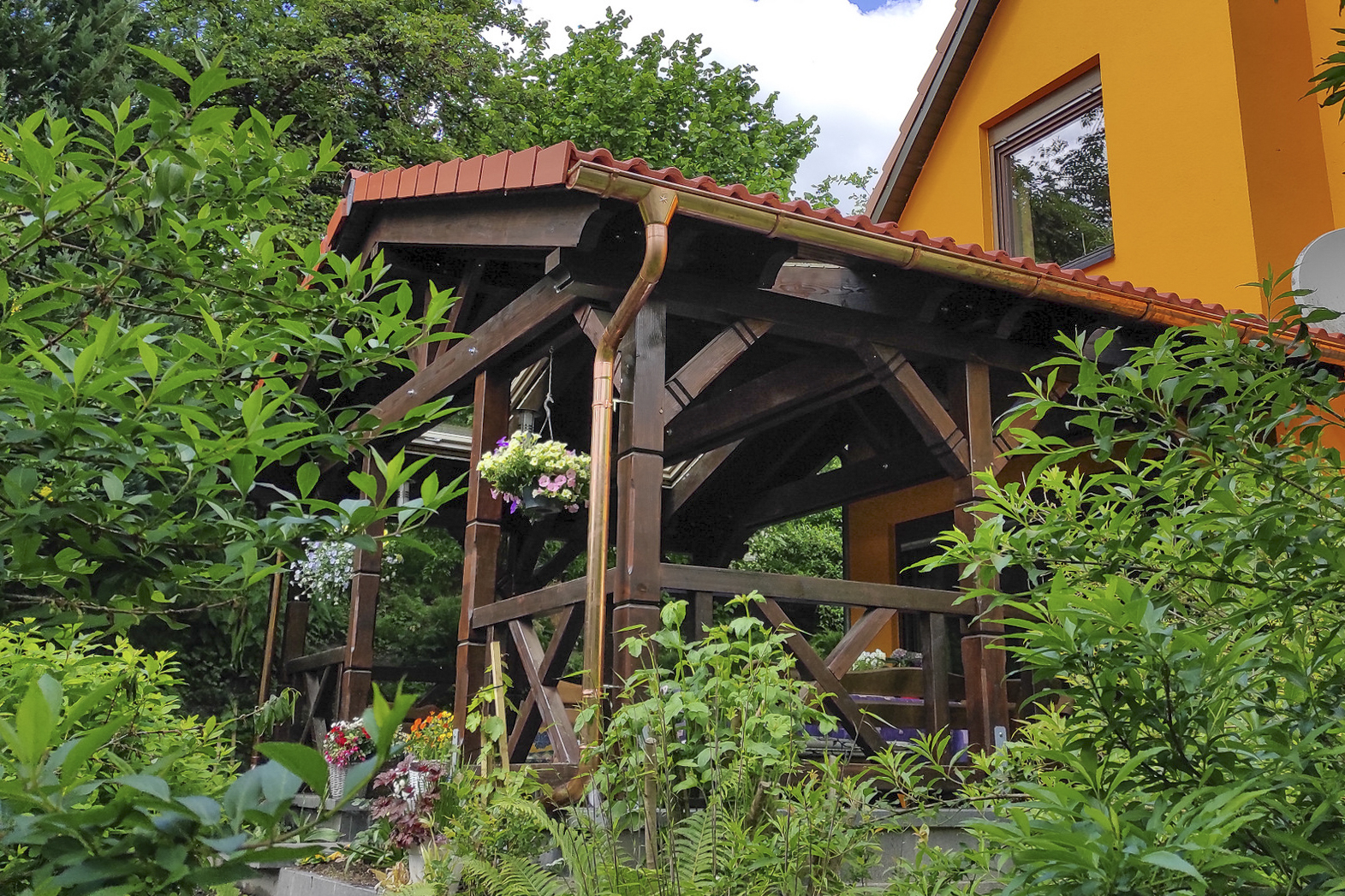 Holzpavillon im Garten