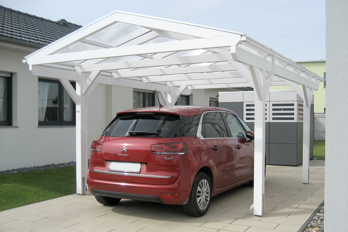 Weißes Satteldach-Carport mit transparenter Dacheindeckung als Doppelstegplatten