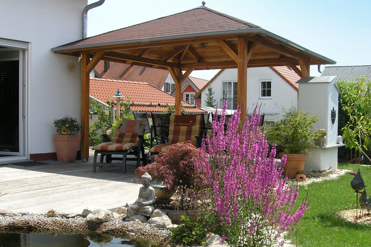 Viereckiger Holzpavillon Cannes mit Gartenmöbeln