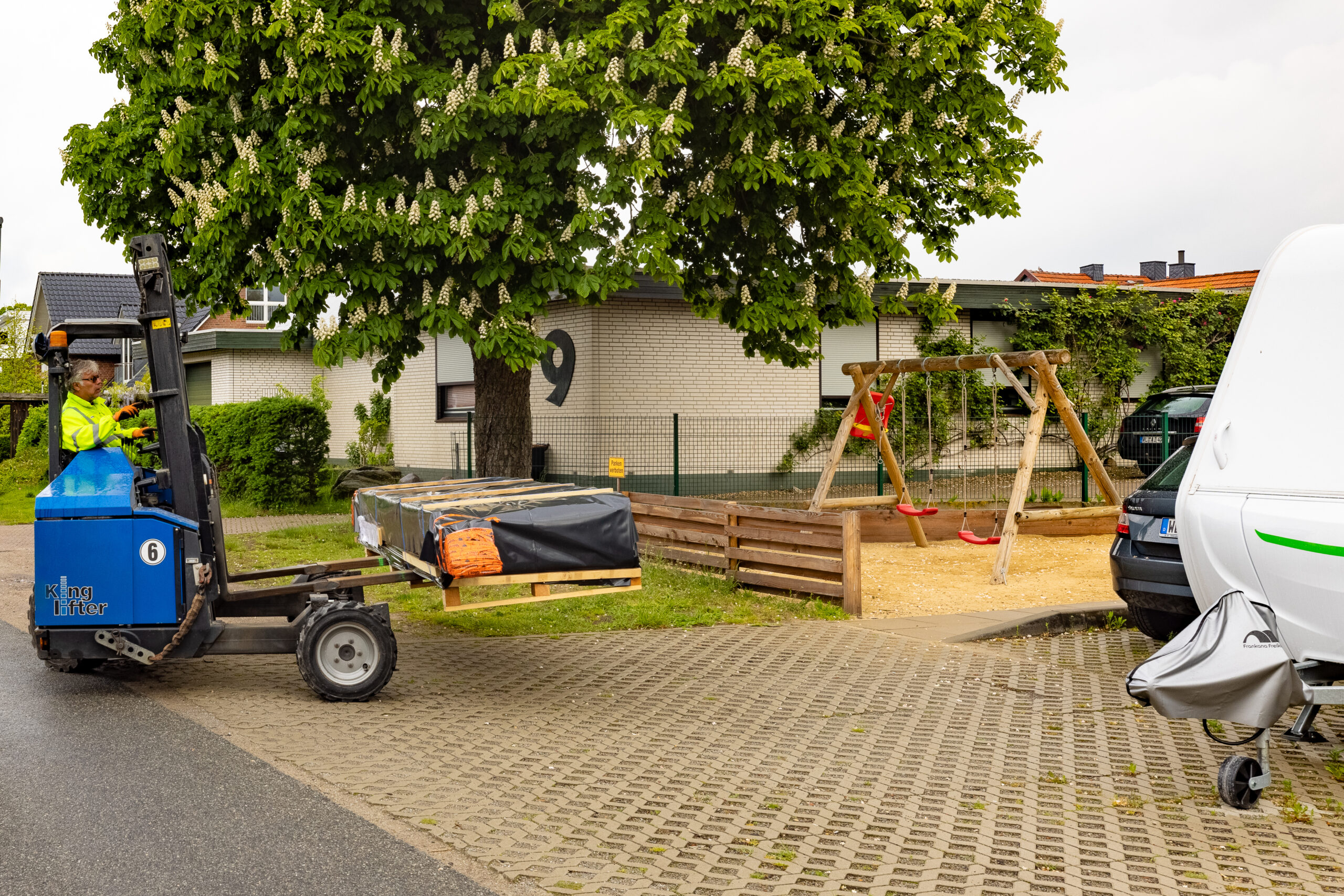 Gabelstapler liefert die Palette