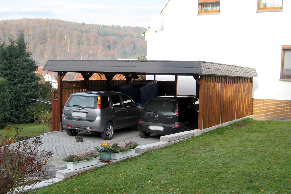Walmdach-Doppelcarport mit Seitenwänden