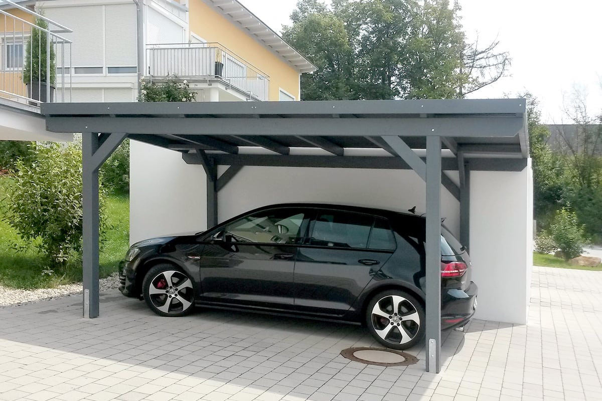 Graues Flachdach-Carports mit vier Pfosten