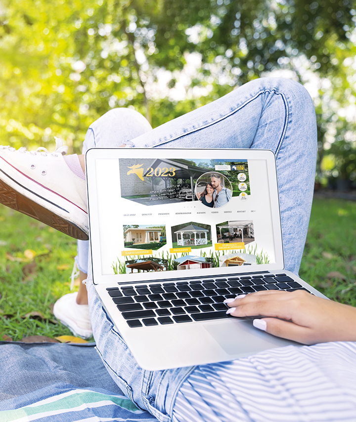 Geöffneter Laptop auf Bauch einer liegenden Person