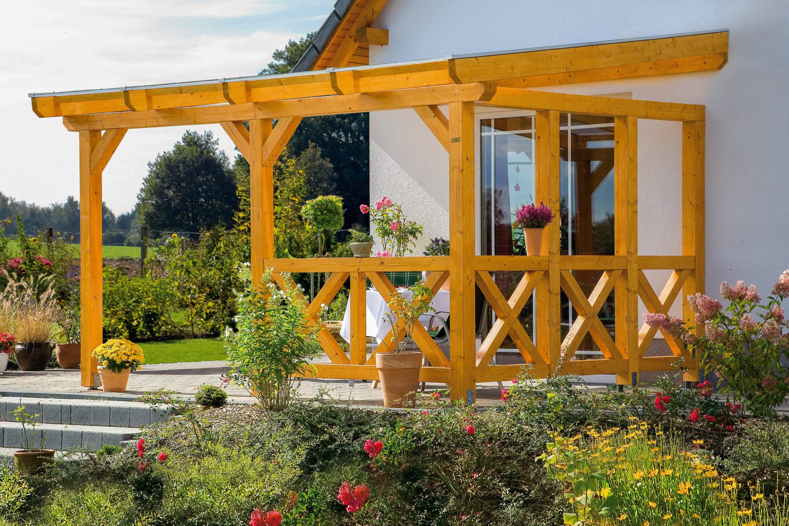 Terrassenüberdachung aus Leimholz mit Brüstungen
