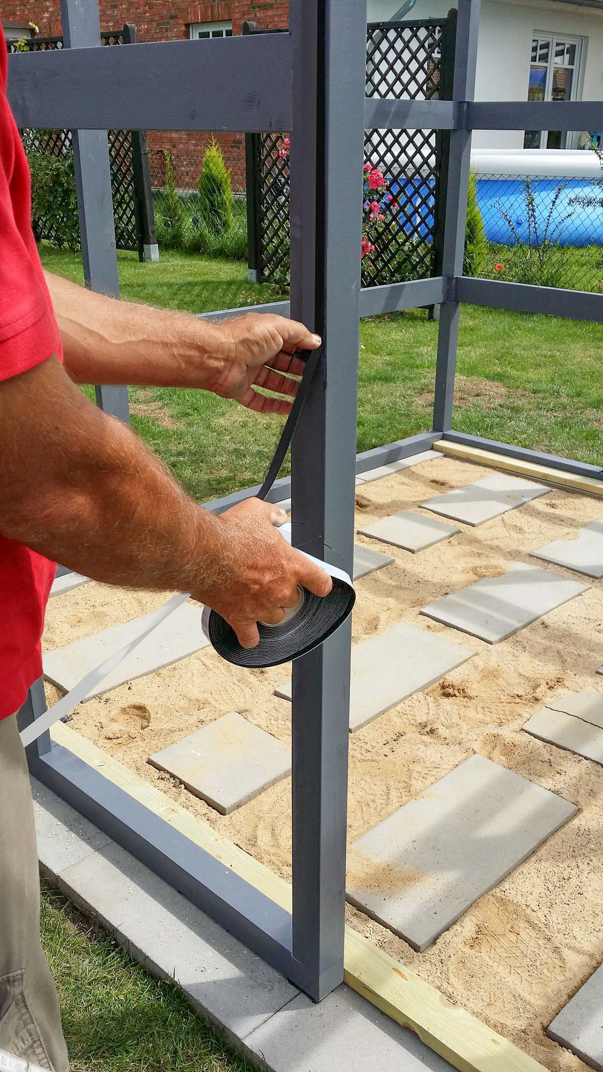 Montage eines Gartenhauses