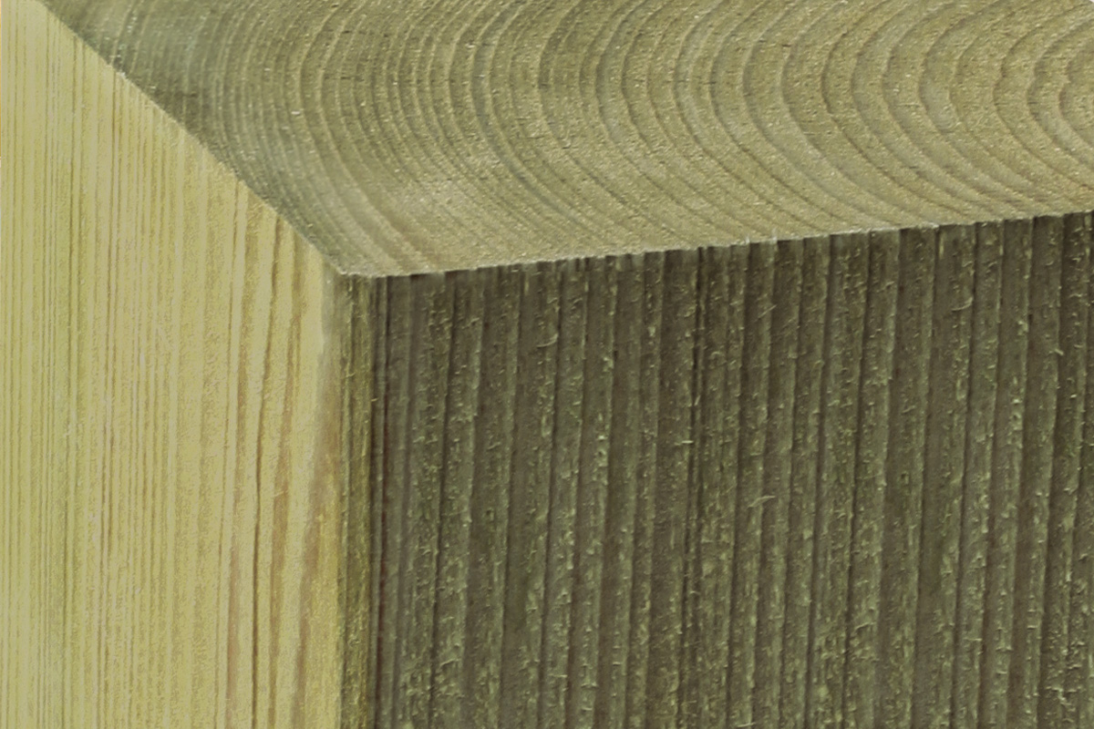 Detail von imprägniertem Nadelholz.