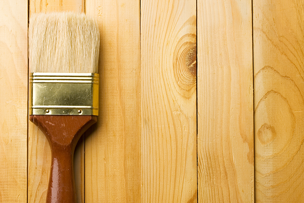 Pinsel und Holz.