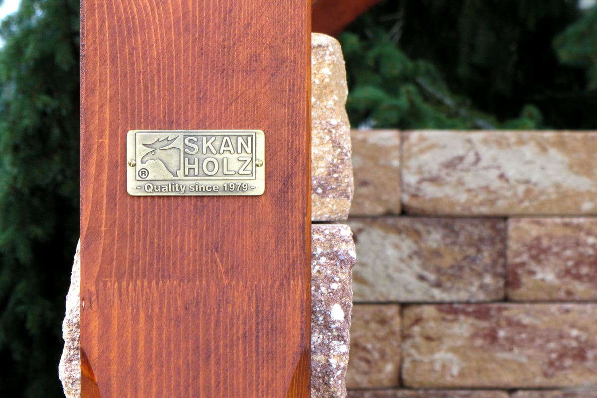 Pfosten mit einem SKAN HOLZ Schild
