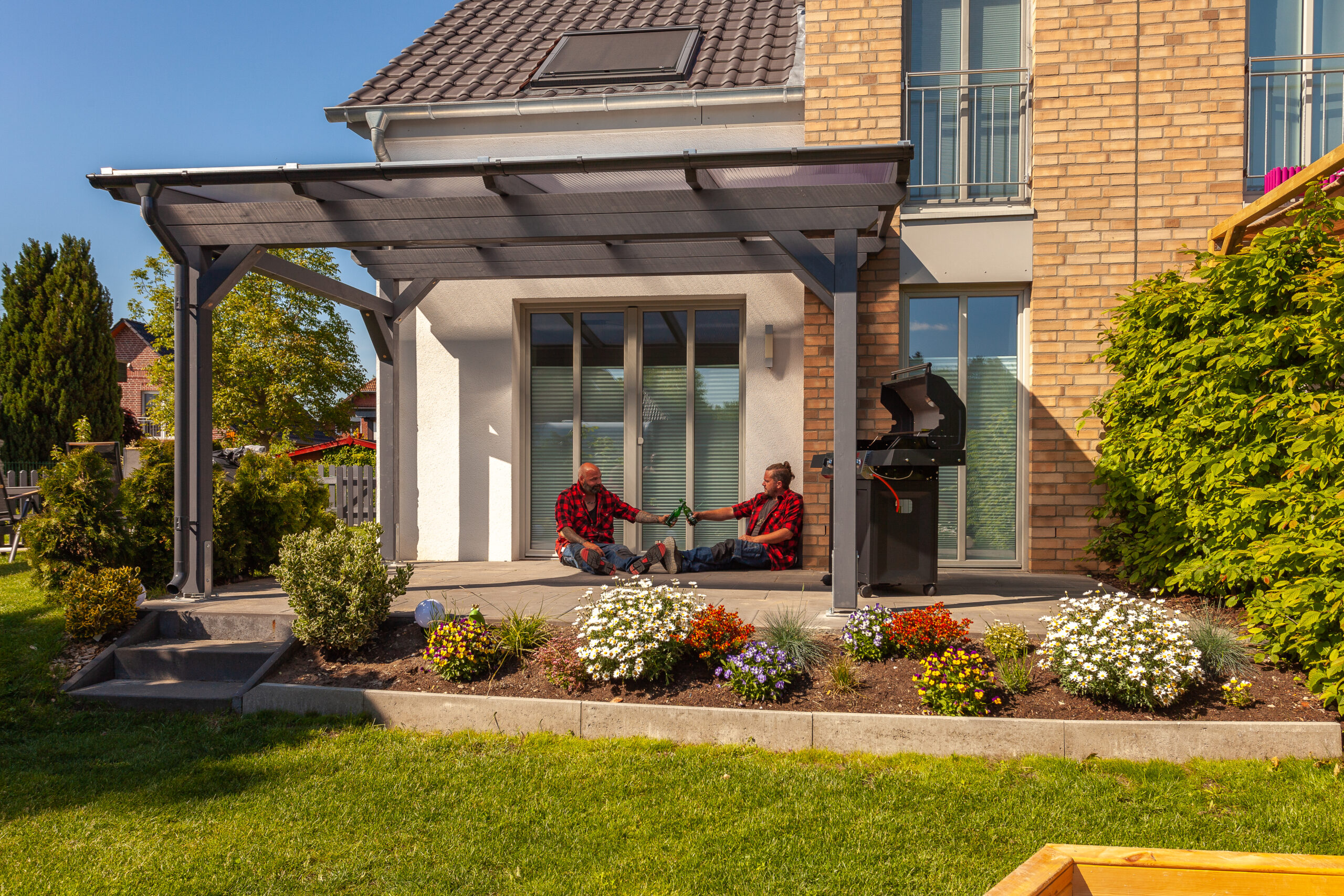 Freistehende Terrassenüberdachung aus Leimholz