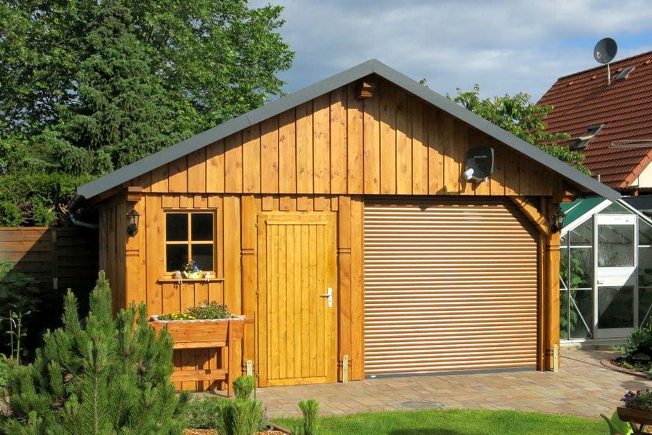 Satteldachcarport als Garage erweitert mit einem Sektionaltor