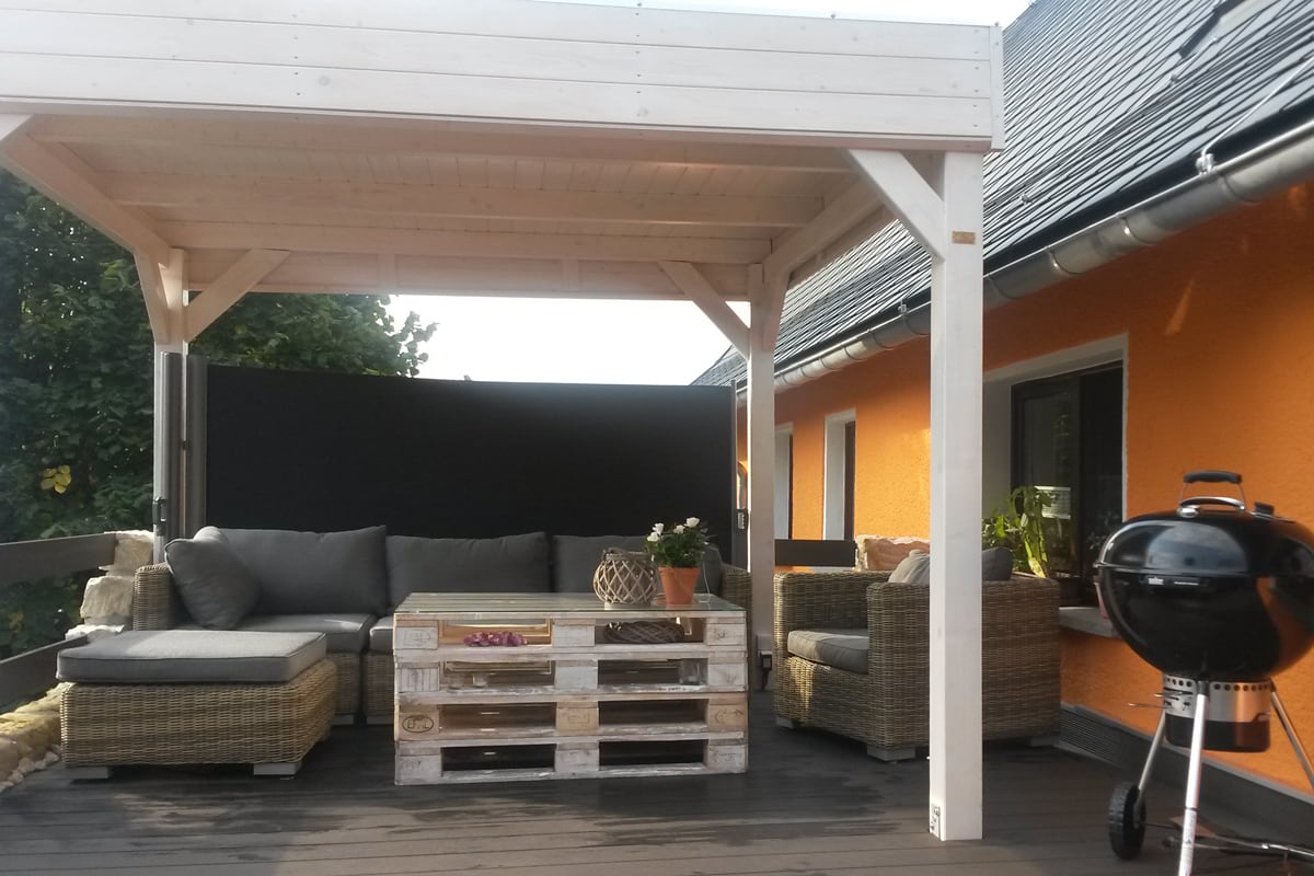 Pavillon als Lounge mit Holzpaletten als Möbeln