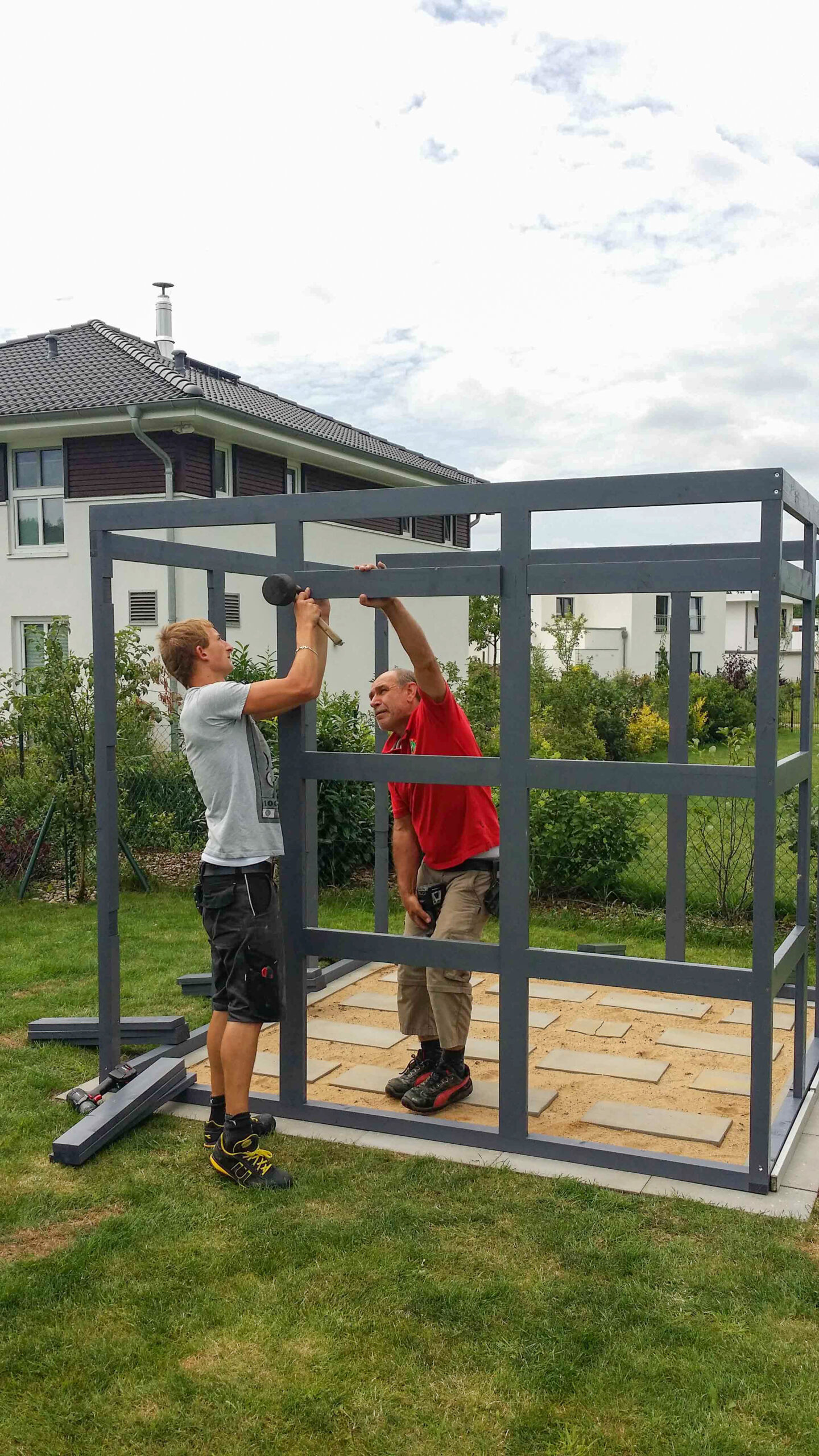 Montage eines Gartenhauses