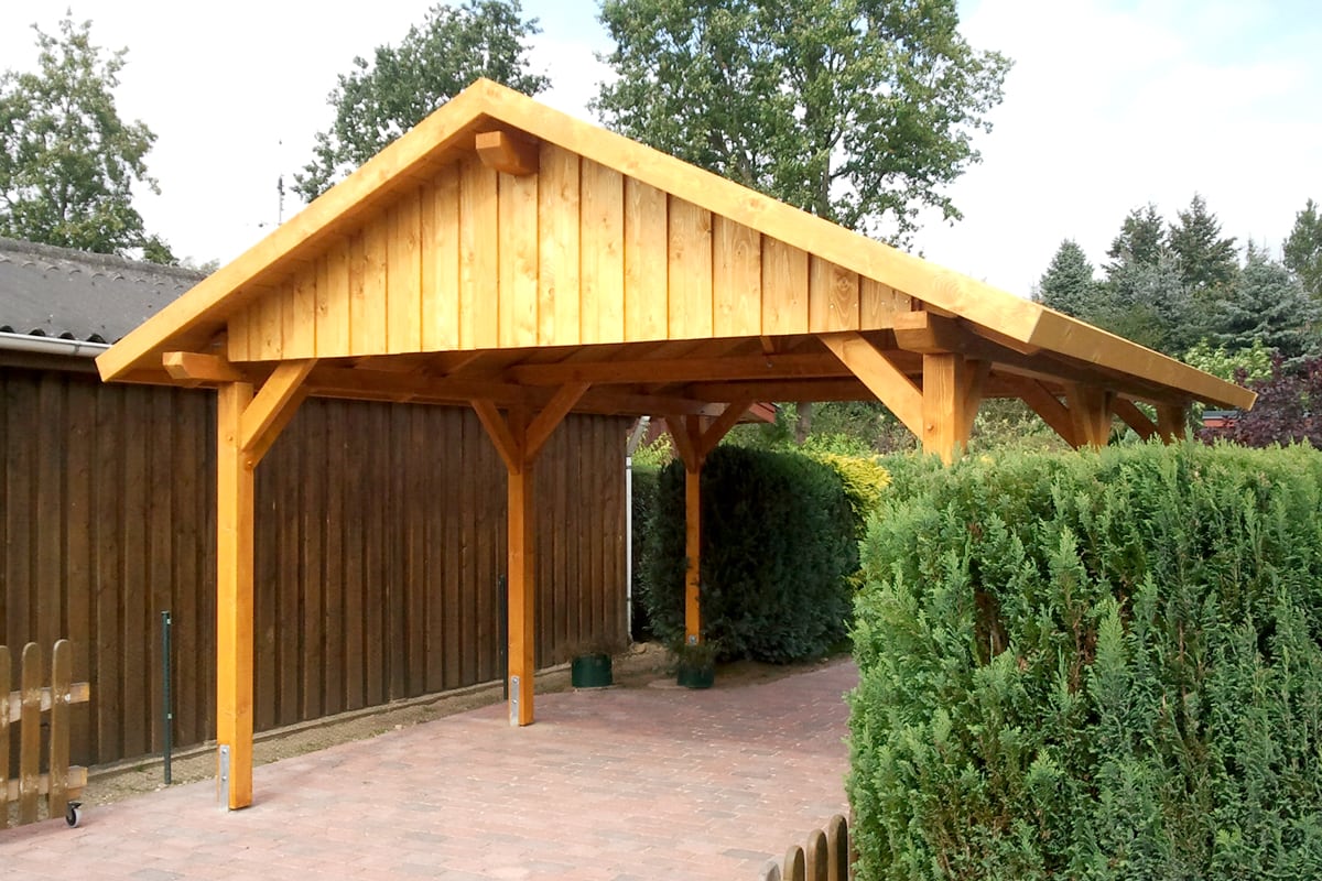 Satteldach-Carports in einer Einfahrt