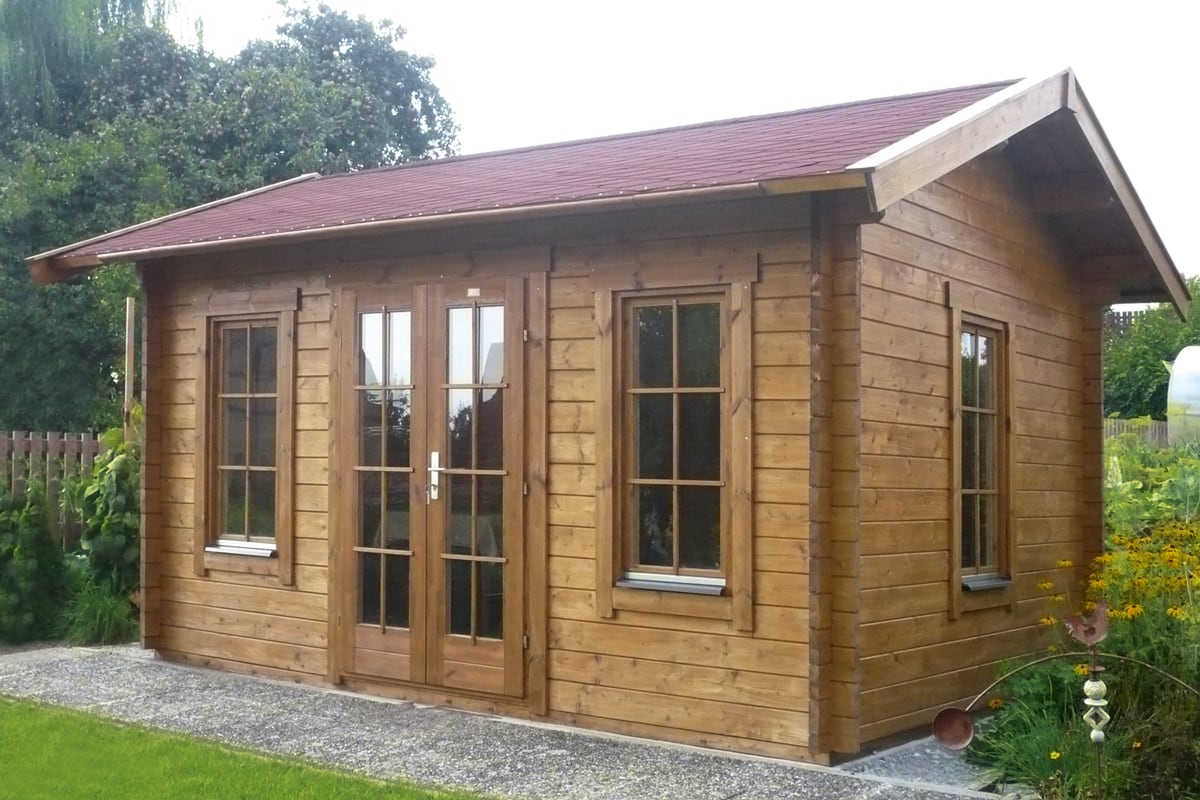 Braun gestrichenes Gartenhaus aus Holz mit roten Schindeln
