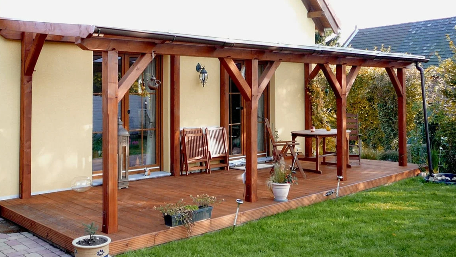 Terrassenüberdachung aus Leimholz.